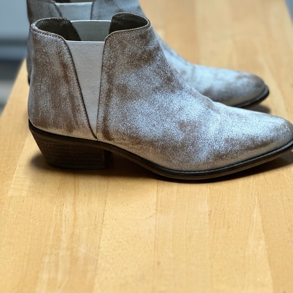 DIBA True For Real Life CUDDLE BUN Chelsea Boots 8.5 | white distressed - Picture 11 of 11